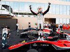 Антуан Юбер празднует завоевание титула после гонки в Абу-Даби