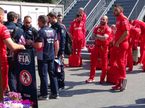 Сотрудники Ferrari и Racing Point ожидают окончания комендантского часа
