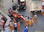 Эвакуация разбитой Ferrari Шарля Леклера после аварии в квалификации