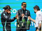 Команда Mercedes празднует победу на Гран При Венгрии