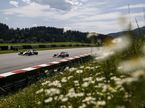 Машины Williams и Racing Point на трассе в Шпильберге