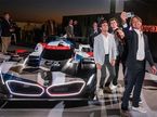 Колтон Херта (в последнем ряду) фотографируется вместе с напарниками у машины BMW M Hybrid V8, фото пресс-службы BMW M