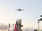Пролёт самолёта над стартовой решёткой Гран При Абу-Даби