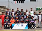 Групповая фотография гонщиков Формулы 2 перед началом сезона