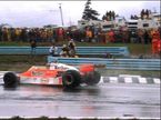 Победитель Гран При США-Восток 1977 года Джеймс Хант