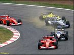 Михаэль Шумахер лидирует в первом повороте Гран При Испании 2001 года...