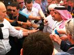 Берни Экклстоун и Сальман бен Хамад Аль Халифа в окружении журналистов