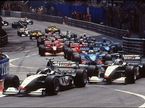 Пилоты McLaren Мика Хаккинен и Дэвид Култхард лидируют на старте Гран При Монако 1998 года