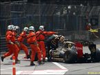 Маршалы Гран При Монако 2012 года эвакуируют машину Романа Грожана