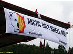Активисты Greenpeace вешают баннер на главной трибуне Спа