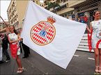 Девушки на стартовом поле с флагом организаторов гонки – автоклуба Монако