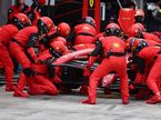 Машина Шарля Леклера в боксах Ferrari, идёт замена носовог обтекаткля, фото XPB