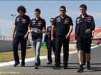 Даниил Квят (второй слева) вместе с инженерами Toro Rosso во время обхода трассы в Барселоне