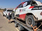 Toyota Hilux Фернандо Алонсо на эвакуаторе следует на ремонт