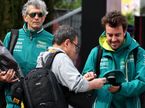 Фернандо Алонсо даёт автограф болельщику в паддоке Гран При Японии, фото XPB