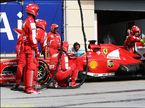 Механики Ferrari пытаются закрыть плоскость заднего крыла после отказа системы DRS на машине Фернандо Алонсо