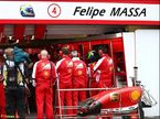 Механики Ferrari пытаются починить машину Массы в квалификации