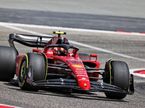 Карлос Сайнс за рулём Ferrari F1-75 на тестах в Бахрейне, фото XPB