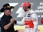Марио Андретти поздравляет Льюиса Хэмилтона с победой в Гран При США 2012 года