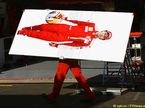 Механик Ferrari собирает имущество команды после Гран При Бельгии