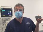 Профессор Тим Коатс, консультант по неотложной медпомощи, демонстрирует MediCom