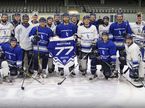 Валттери Боттас с игроками хоккейного клуба Milton-Keynes Lightnings