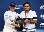 Валттери Боттас получил приз Pirelli Pole Position Award из рук Нельсона Пике 