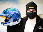 Валттери Боттас и его новый раллийный шлем, фото из Twitter гонщика