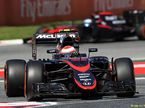 Машины McLaren на трассе в Барселоне