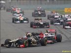 Пилоты Lotus F1 ведут борьбу с соперниками на трассе Гран При Китая