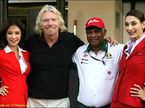 Ричард Брэнсон, Тони Фернандес и стюардессы AirAsia в паддоке Абу-Даби