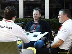 Зак Браун (справа), Кристиан Хорнер, руководитель Red Bull Racing, и Тото Вольфф, директор Mercedes Motorsports