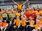 Команда McLaren празднует успех после финиша Гран При Сингапура, фото McLaren