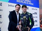 Себастьен Буэми получает приз за победу в квалификации, фото пресс-службы Формулы E