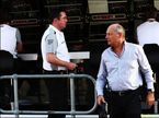 Эрик Булье и Рон Деннис на командном мостике McLaren в Мельбурне