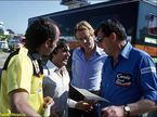 Берни Экклстоун (второй слева) и Макс Мосли (третий слева) на Гран При Испании, 1980 г.