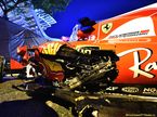 Разбитая машина Себастьяна Феттеля на обочине сингапурской трассы