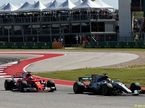 Машины Ferrari и Mercedes на трассе Гран При США