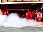 Клубы дыма в боксах Ferrari