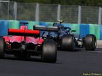 Машины Ferrari и Mercedes на трассе Гран При Венгрии