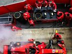 Машина Ferrari в боксах на тестах в Барселоне