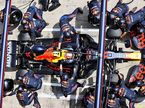 Механики Red Bull Racing проводят пит-стоп, обслуживая машину Серхио Переса