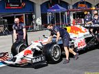 Механики Red Bull везут машину Серхио Переса на техническую инспекцию