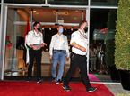 Представители Mercedes во главе с Роном Мидоусом выходят из здания дирекции гонки