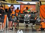 Машина McLaren MCL38 в боксах на автодроме в Мехио, фото XPB