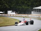 Эмерсон Фиттипальди за рулём McLaren M23 в Гудвуде, фото McLaren