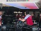 Механики Alfa Romeo работает с машиной Джовинацци по ходу второй тренировки. Фото Jennie Gow