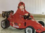 Антонио Джовинацци в нежном возрасте за рулём игрушечной Ferrari, фото из Twitter гонщика