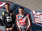 Роман Грожан и Тони Стюард у машины NASCAR команды Stewart-Haas