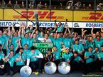 Льюис Хэмилтон празднует победу в Мельбурне вместе с командой Mercedes